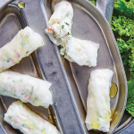 Rollos de hoja de arroz con ensalada de surimi