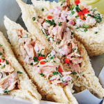 Delicioso sándwich de atún en ensalada