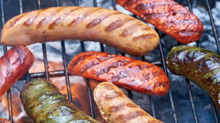 Prepara chorizos al grill para tu parrillada y disfruta de su gran sabor