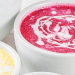 Latte de acai de Brasil con albahaca