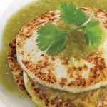 Queso panela asado con salsa verde
