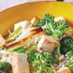 Tofu asado con verduras