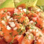 tostada de coctel de camarón