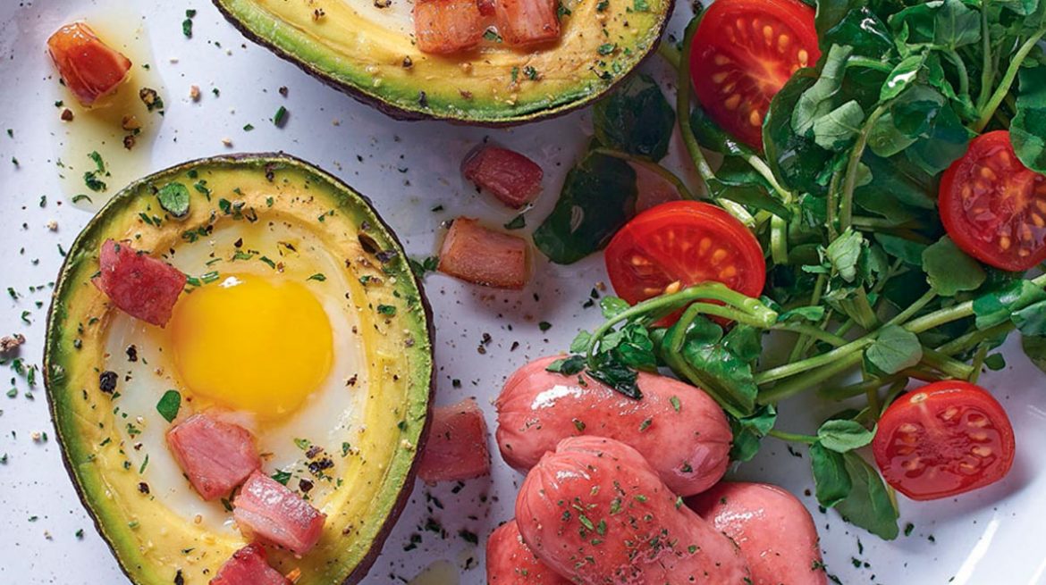 Aguacate relleno de huevo con mini salchichas