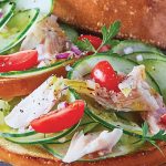 bagel con pepinos y trucha