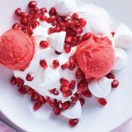 helado de fresa con crema batida