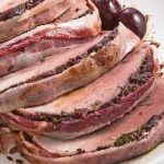 Lomo envuelto en tocino con cerezas