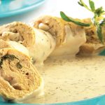 Pechugas escalfadas rellenas de queso y albahaca