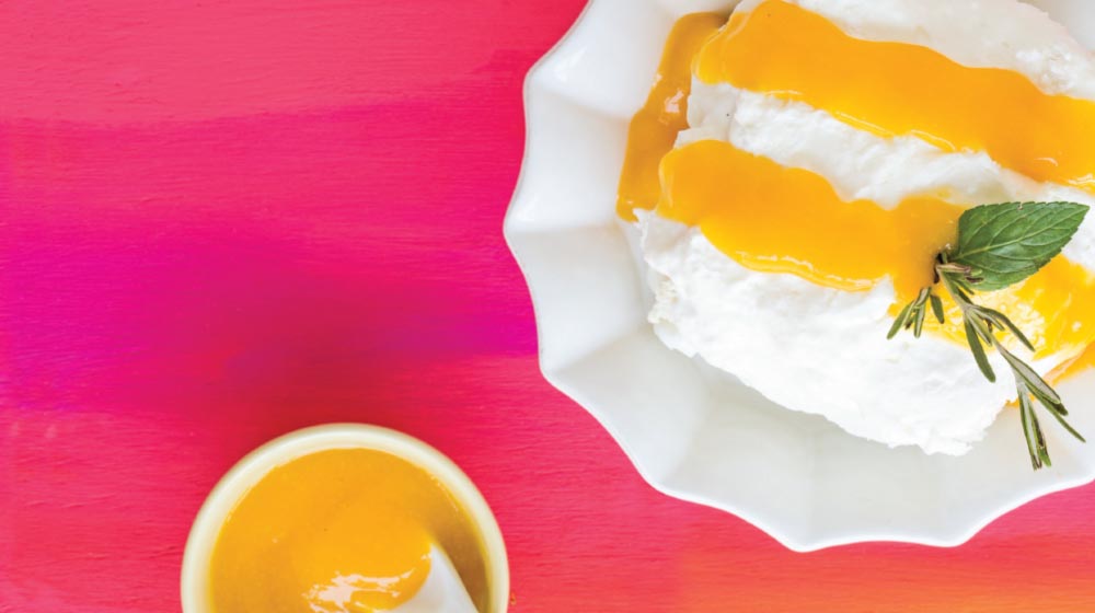 torta fría de guanábana con salsa de mango