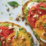 tostadas de aguacate con queso mozarrela