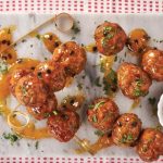 Albondigas con salsa de durazno en brochetas
