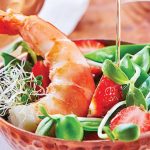 ensalada con fresas y camarones