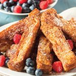 palitos de pan francés con frutos rojos