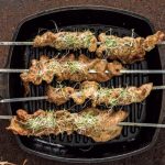 brochetas de cerdo con coco y curry