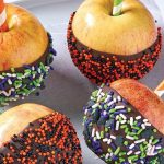 manzana cubierta de chocolate con coco