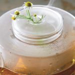 té de manzanilla con hojas de naranjo