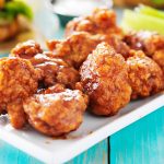 Boneless de pollo con salsa de mango y salsa búfalo.