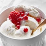 helado de yogurt natural con frutos rojos