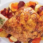 pierna de cerdo al horno con vegetales de colores