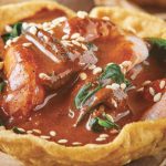 cazuelas de camarón con mole y espinaca