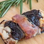 ciruela pasa rellena y envuelta con tocino