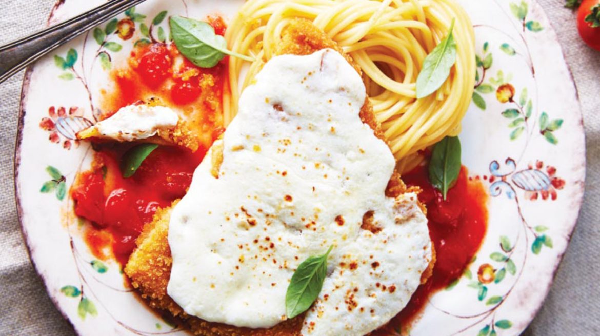 Comida italiana tipica: pollo a la parmesana