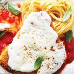 Comida italiana tipica: pollo a la parmesana