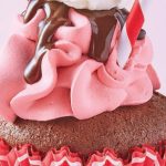 cupcake de chocolate con crema de cerezas en almíbar
