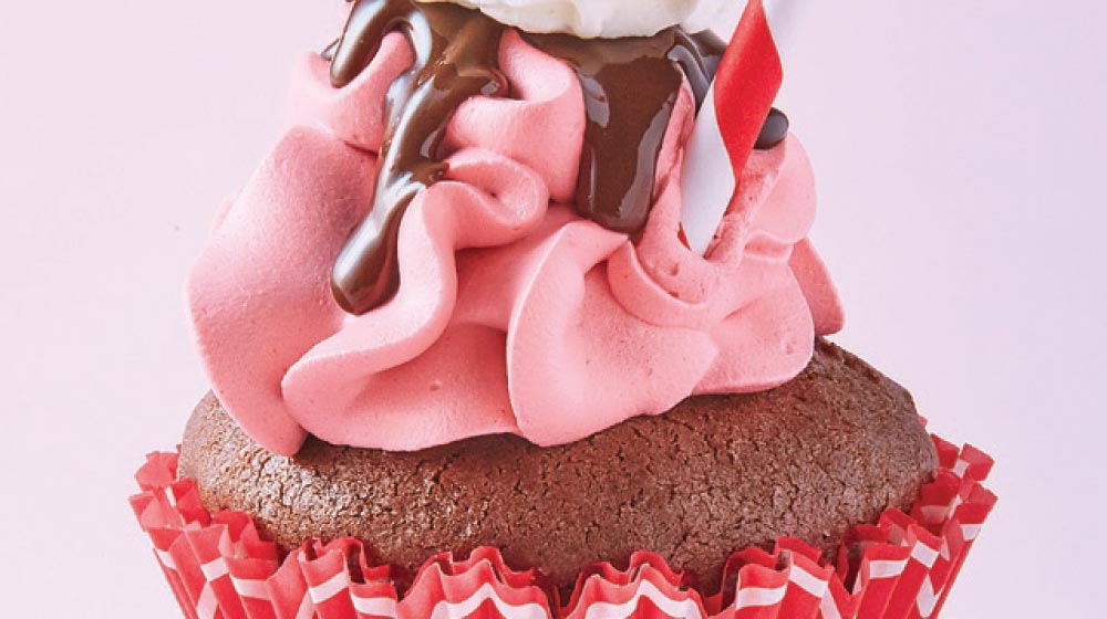 cupcake de chocolate con crema de cerezas en almíbar