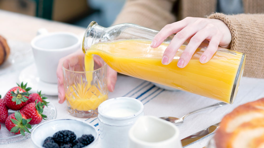 desayuno con jugo de naranja