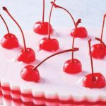 gelatina en rebanadas de colores con cereza