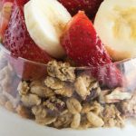 parfait de granola con yogurt, fresas y plátano