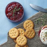 queso brie con chutney de ciruela