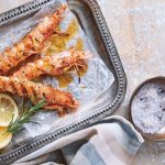 cómo hacer unas brochetas de camarón marinado