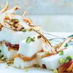 helado de coco con duraznos y pistache