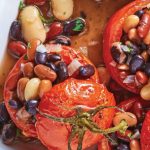 tomates rellenos de diferentes frijoles