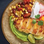 pollo rostizado sobre puré de aguacate