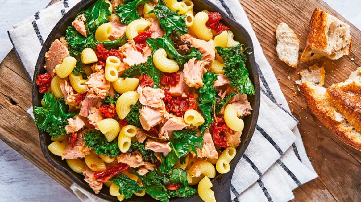 Ensalada de pasta con atún y kale