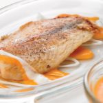 filete de pescado frito con salsa de papaya dulce