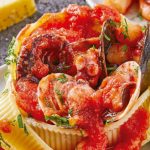 Pasta concha grande rellena de mariscos