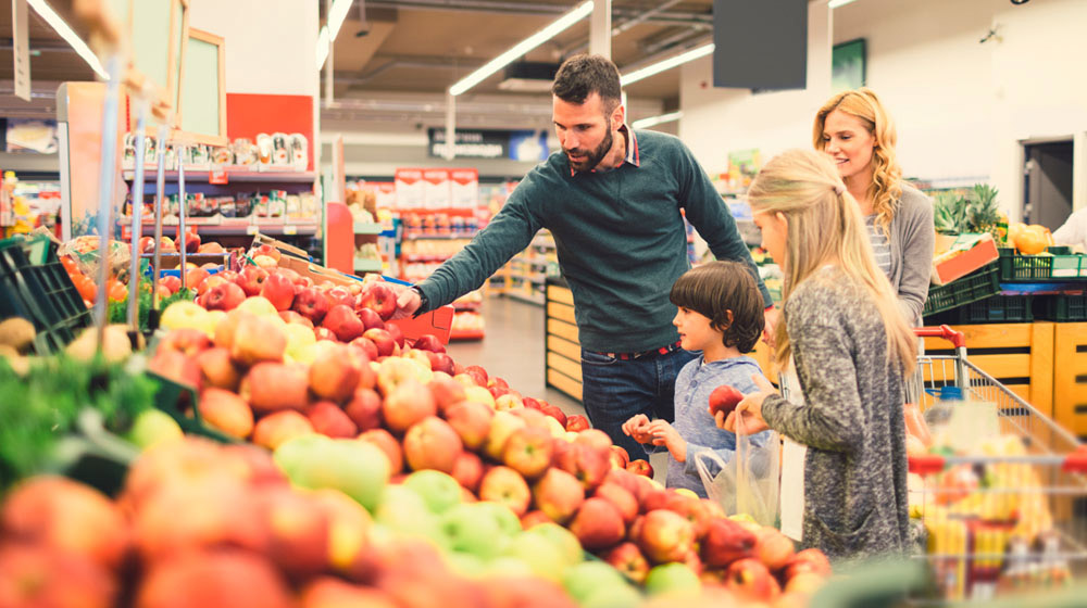 Elegir manzanas en el supermercado