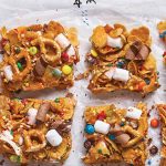 pretzels y bombones en barra