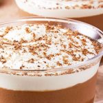 gelatina de chocolate con crema batida