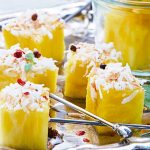 Brochetas con frutas: piña y coco rallado