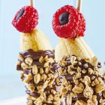 Brochetas de frutas con chocolate: plátanos cubiertos