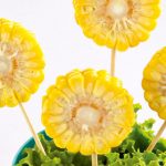 Brochetas de frutas para niños: macetas con elotes