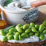 Crostini receta con queso de cabra y edamames