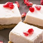 Mousse de nogada con crema de frambuesa