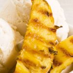 Postre de piña grillada con helado de vainilla