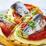 Receta de crostini con jitomate rostizado y sardina